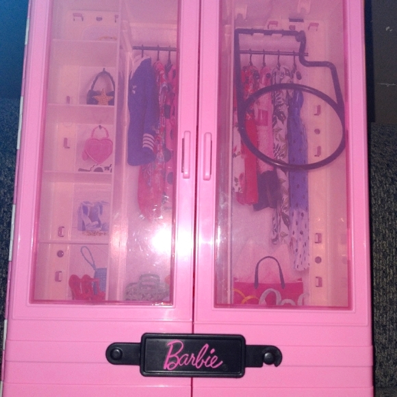 Barbie Closet. - Picture 2 of 11